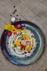Salada colorida com rabanetes e flores de aboborinhas — Fotografia de Stock