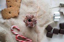 Lebkuchen stars, gingerbread biscuits and Dominosteine (chocolate covered sweets with marzipan and gingerbread) — Stock Photo