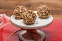 Gros plan de délicieuses truffes au chocolat aux noix hachées — Photo de stock