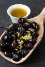 Морроканские оливки с оливковым маслом и лимонной цедрой — стоковое фото