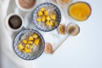 Porridge with mango and passion fruit for breakfast (seen from above) — Stock Photo