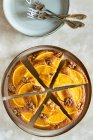 Помаранчевий вершковий сирний торт з волоськими горіхами — стокове фото