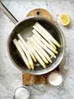 White asparagus in a pot — Stock Photo