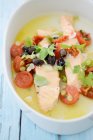Filetti di salmone con pomodori, olive e cipollotti — Foto stock
