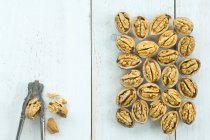 Орехи и орехи на деревянной поверхности — стоковое фото