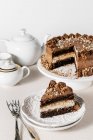 Schokoladenkuchen mit Vanille und Kokos-Käsekuchen-Schicht und Schokolade-Zuckerguss — Stockfoto