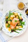 Теплий нідезний салат з лососем — стокове фото