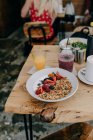 Yaourt au granola, fraises, framboises et bleuets — Photo de stock