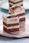 Milch- und Schokoladenkuchen mit Biskuitkuchen belegt — Stockfoto