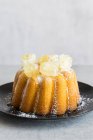 Lemon vanilla bundt cake with honeycombs — Stock Photo