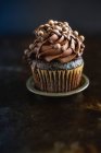 Ein Cupcake mit Schokoladencreme zum Valentinstag — Stockfoto