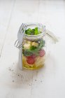 Salada de macarrão com coquetel de tomate, foguete e queijo de montanha em frasco de vidro com garfo — Fotografia de Stock
