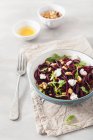 Салат из свеклы с козьим сыром и грецкими орехами — стоковое фото
