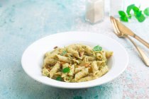 Penne com brócolis e pesto de hortelã na placa — Fotografia de Stock