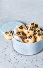 Biscuits à la cannelle à la vanille de Noël décorés de chocolat et de sucre saupoudrés — Photo de stock