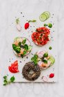 Panecillos de desayuno con pepino, chorizo, salmón y rábano - foto de stock