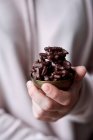 Karamellisierte Mandeln mit Schokolade überzogen — Stockfoto