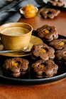 Dunkle Schokoladenkekse mit Sanddornmarmelade — Stockfoto