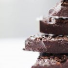 Fechar tiro de blocos de chocolate em uma pilha — Fotografia de Stock