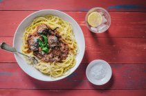 Espaguete com almôndegas e parmesão — Fotografia de Stock