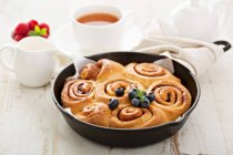Cinnamon buns baked in a cast iron skillet — Stock Photo