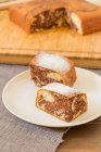 Простой мраморный торт, посыпанный сахаром — стоковое фото