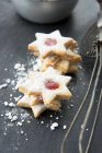 Star shaped jam cookies with icing sugar — Stock Photo