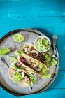 Tacos de pescado a la parrilla con guacamole, comida mexicana - foto de stock