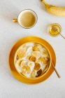 Cereais de panqueca em uma tigela de leite com banana e mel — Fotografia de Stock
