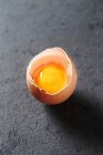 Uovo crudo, spezzato — Foto stock