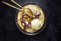 Crêpes à la crème glacée vanille et dattes — Photo de stock