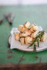 Cubos de apio frito con romero - foto de stock