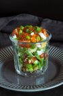 Salada de abúgula com tomate, ovo, caviar de salmão vermelho, queijo parmesão, cebola verde e croutons de alho — Fotografia de Stock