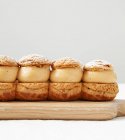 Biscoitos caseiros com sementes de gergelim em um fundo branco — Fotografia de Stock