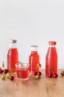Bevanda di frutta a base di ciliegie stufate e uva spina — Foto stock