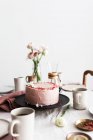 Ein Erdbeersahnetorte auf dem gedeckten Tisch zum Kaffee — Stockfoto