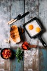 Сніданок зі змішаними бобами, тост з кислим соусом, яйцями, хорізо, часником та плоскою петрушкою — стокове фото