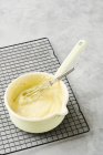 Crema de vainilla batida en una olla de esmalte - foto de stock