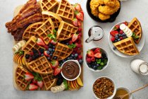 Frühstück mit Waffeln, Beeren, Huhn, Speck und Müsli — Stockfoto