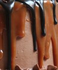 Bolo de chocolate e caramelo (close-up, detalhe) — Fotografia de Stock