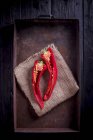 Um chili vermelho fresco cortado ao meio — Fotografia de Stock