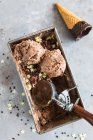 Primer plano de delicioso helado de chocolate triple - foto de stock