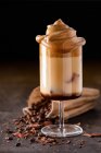 Eismilchkaffee mit Espressobohnen und schaumigem Kaffee — Stockfoto