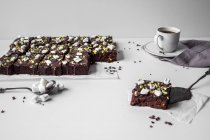 Brownies de chocolate sin gluten con malvaviscos y pistachos - foto de stock