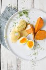 Uova in salsa di senape con patate dolci e crescione — Foto stock