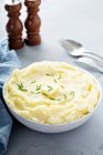Purè di patate soffice con erba cipollina e burro — Foto stock