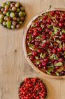 Cerejas frescas, groselhas vermelhas e groselhas — Fotografia de Stock