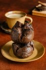 Bollos de chocolate con semillas de amapola y café - foto de stock