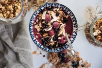 A smoothie bowl with granola, raspberries and blueberries — Stock Photo