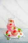 Erdbeer-Limonade mit frischen Erdbeeren, Gurken und Minze — Stockfoto